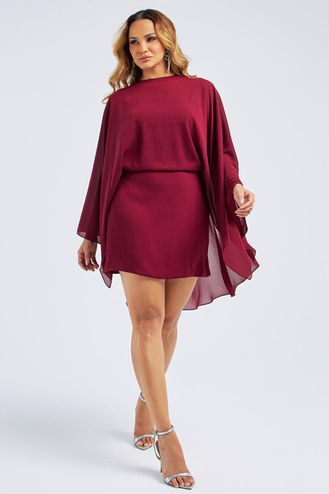 VESTIDO CURTO COM MAXI CAPA