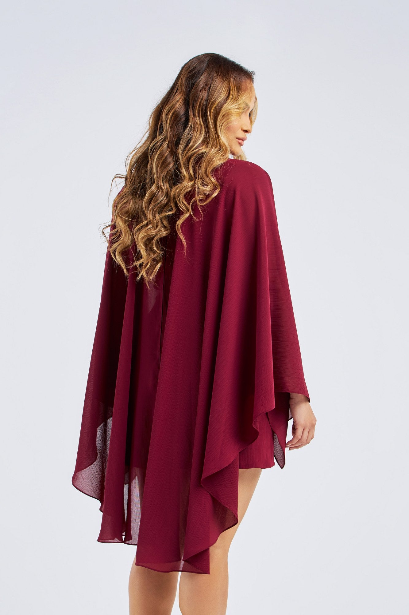 VESTIDO CURTO COM MAXI CAPA