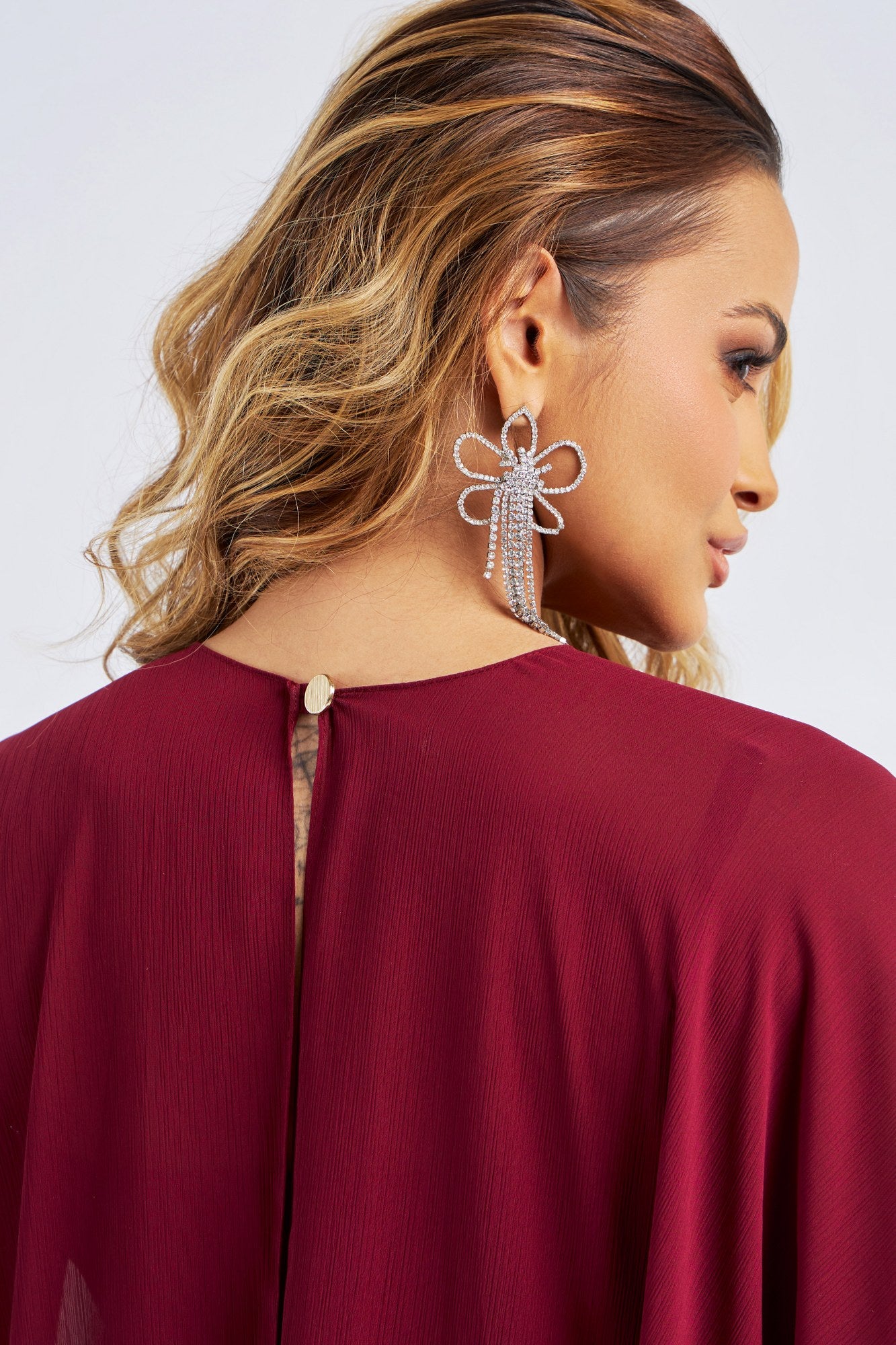 VESTIDO CURTO COM MAXI CAPA