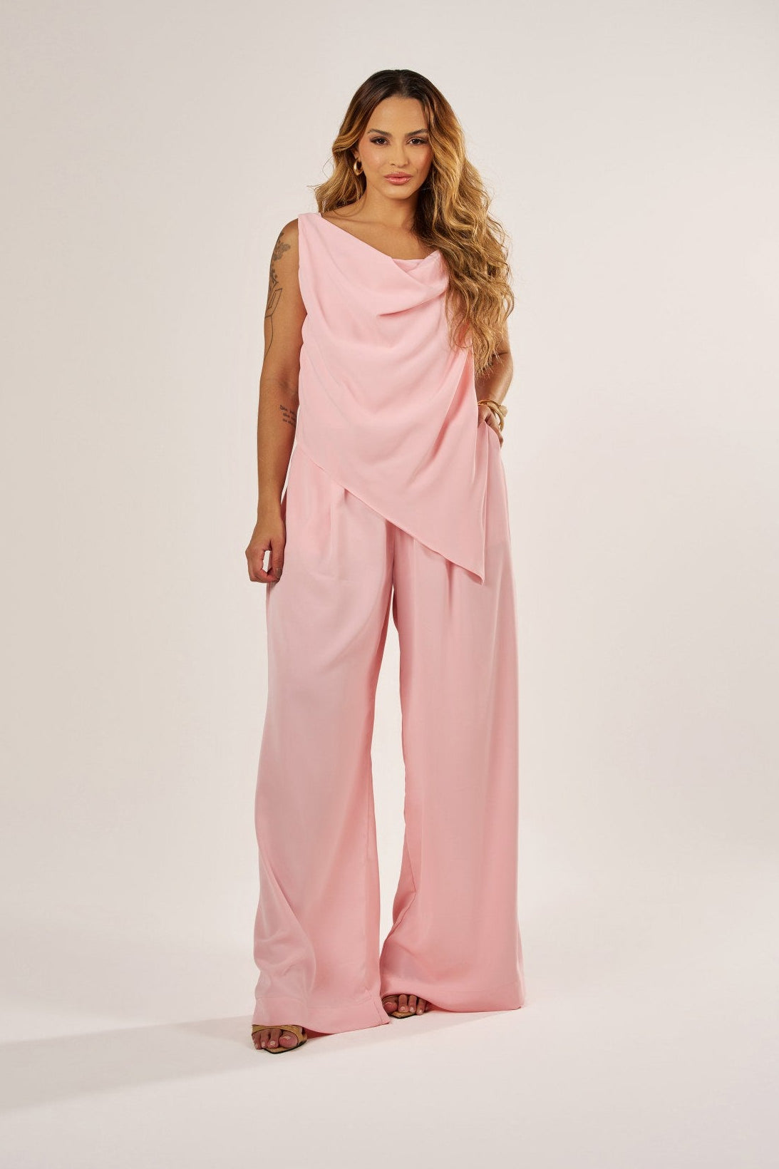 CALÇA PANTALONA ALFAIATARIA LEVE COM PREGAS