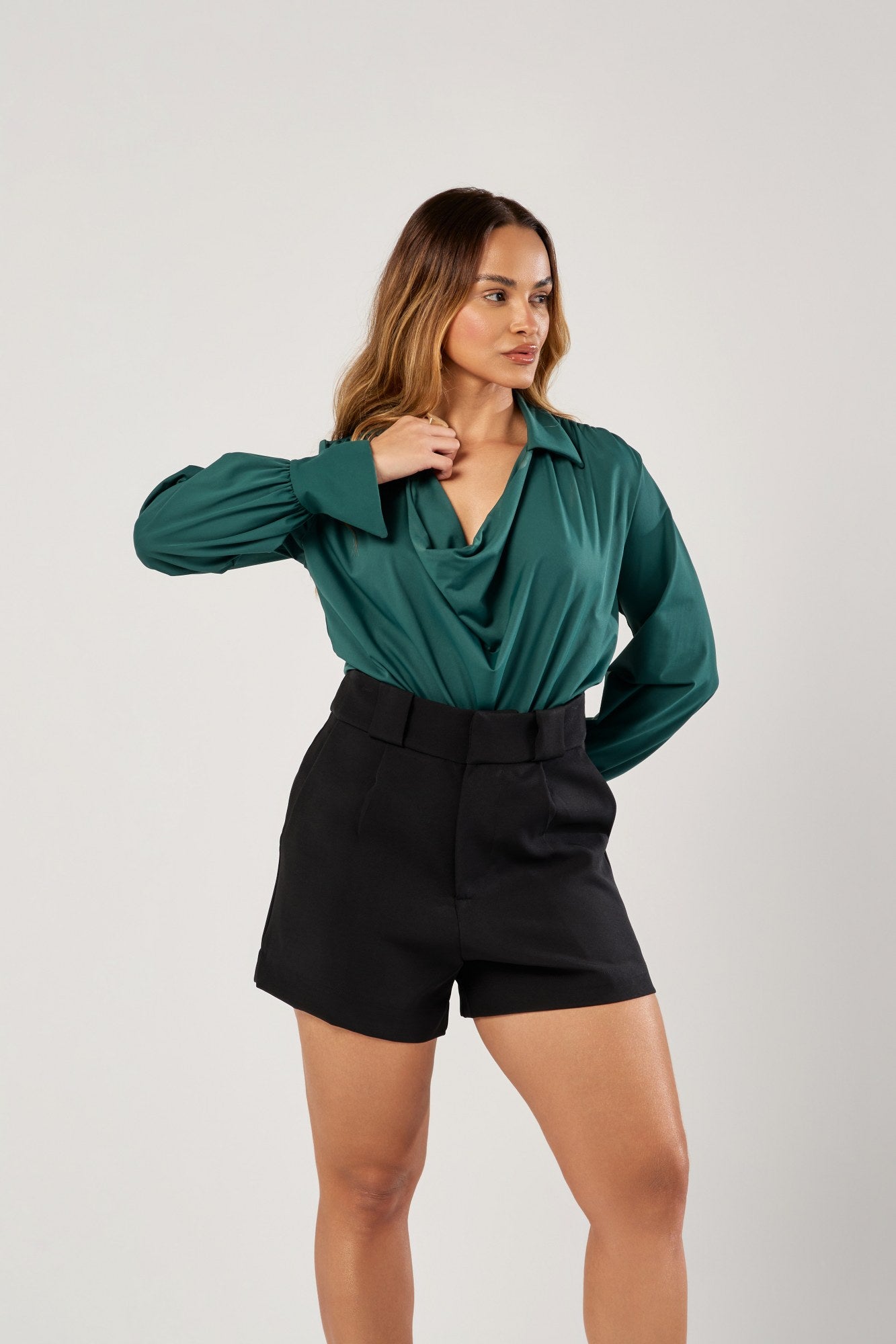 SHORT ALFAIATARIA CLÁSSICO COM PREGAS