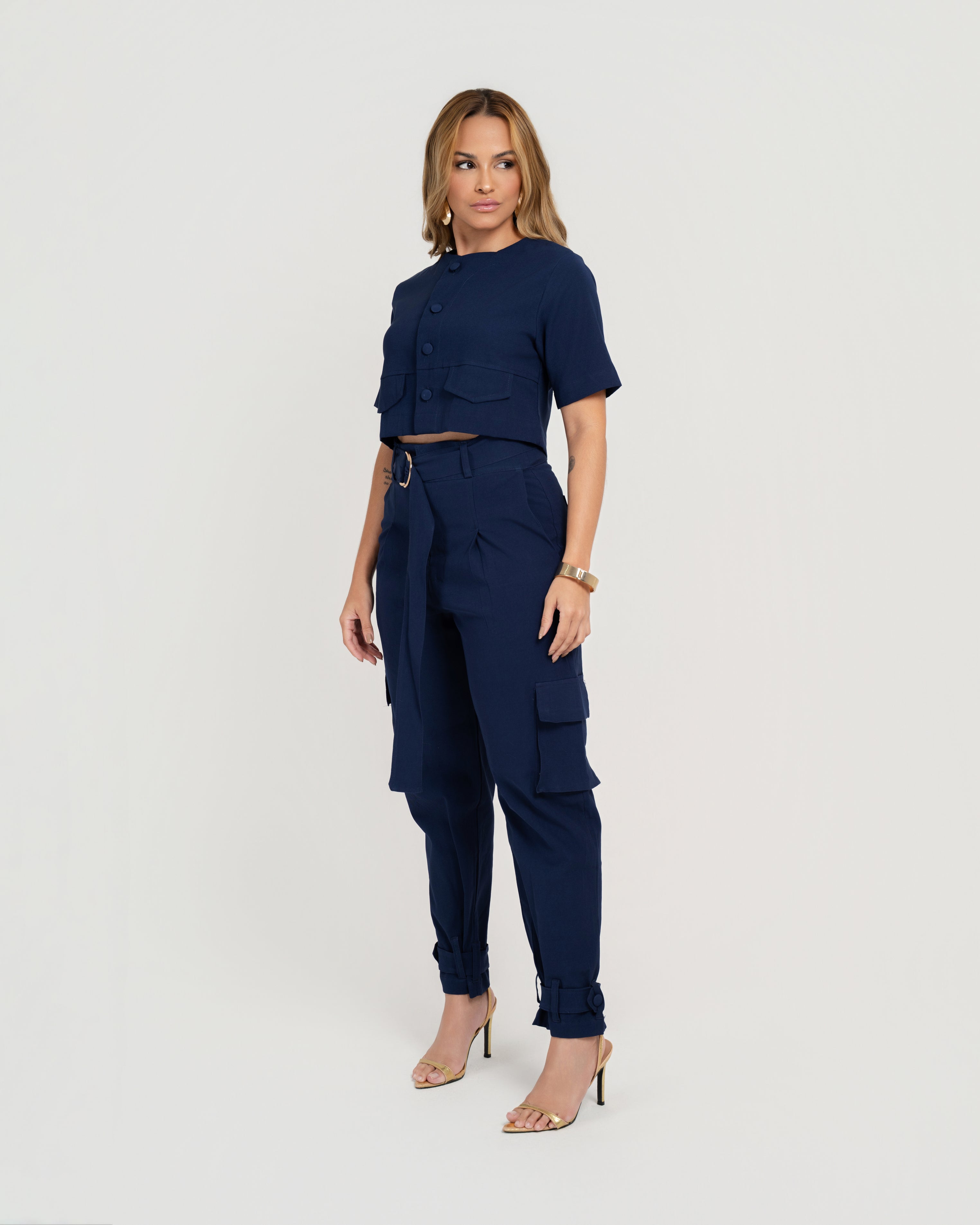 CALÇA SLOUCHY COM CINTO E BOLSOS CARGO