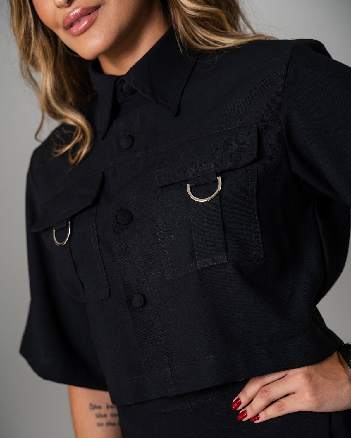 CAMISA CROPPED BOLSOS CARGO