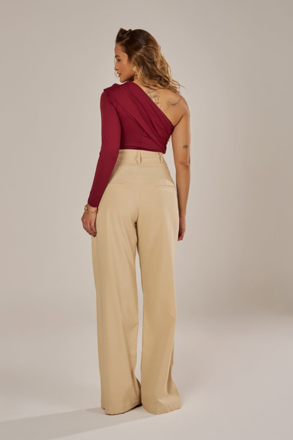 CALÇA RETA ALFAIATARIA COM PREGAS