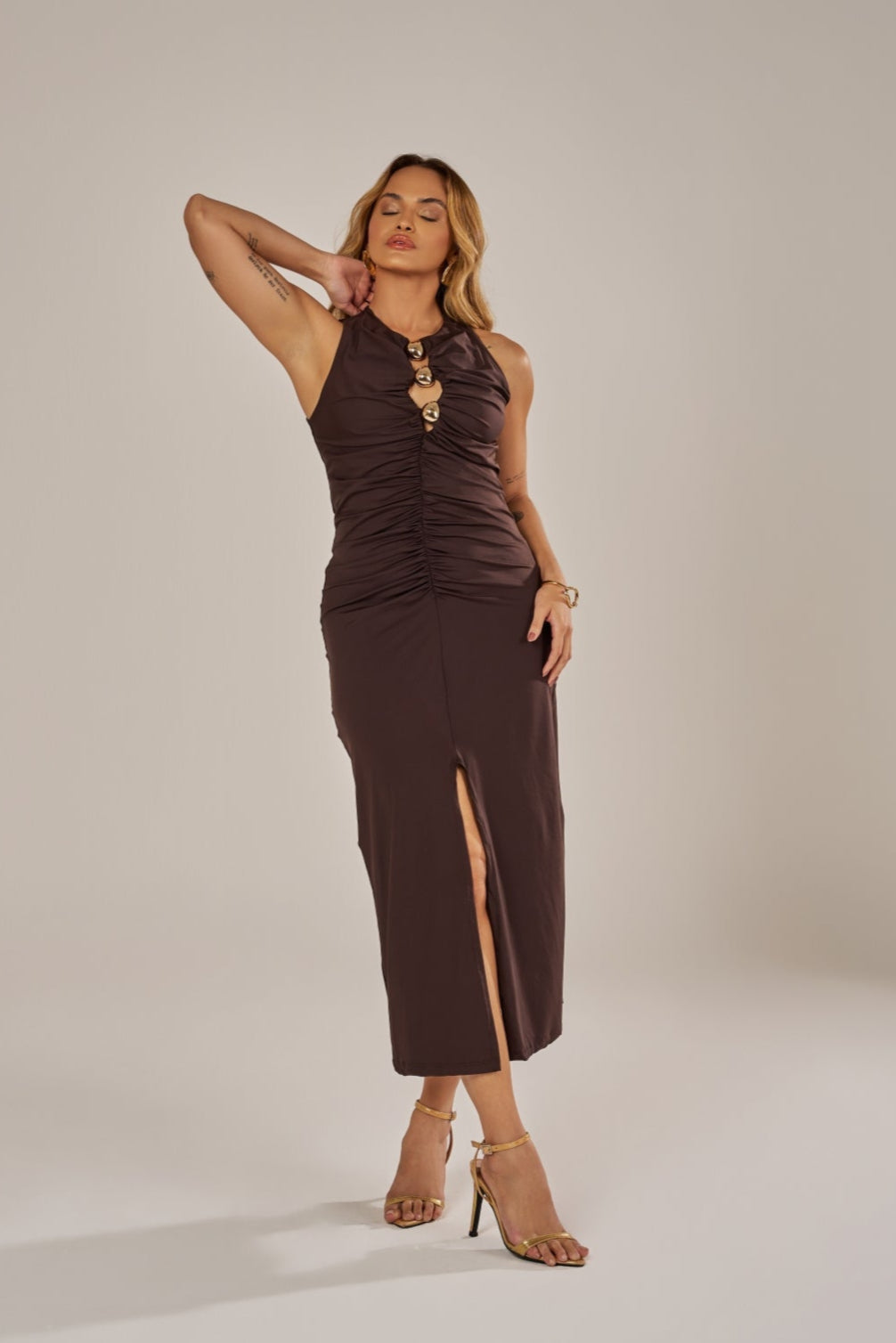 VESTIDO MIDI COM DRAPEADOS E AJUSTES ORGÂNICOS