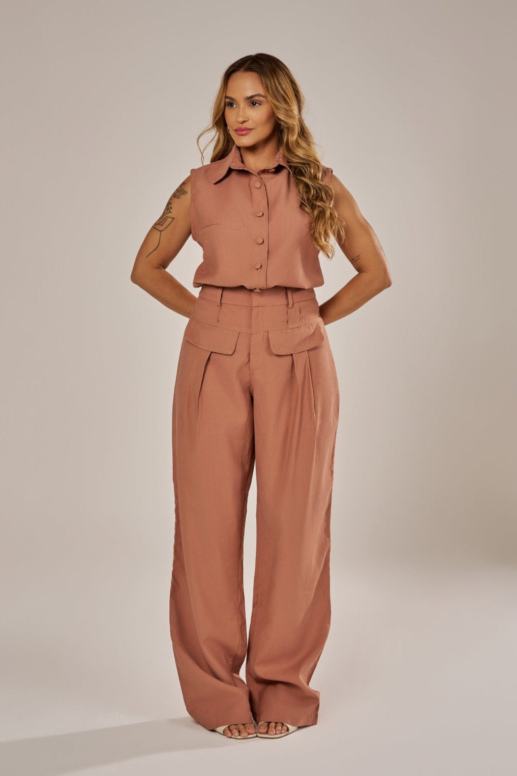 CALÇA RETA COM MAXI PREGAS E LAPELAS