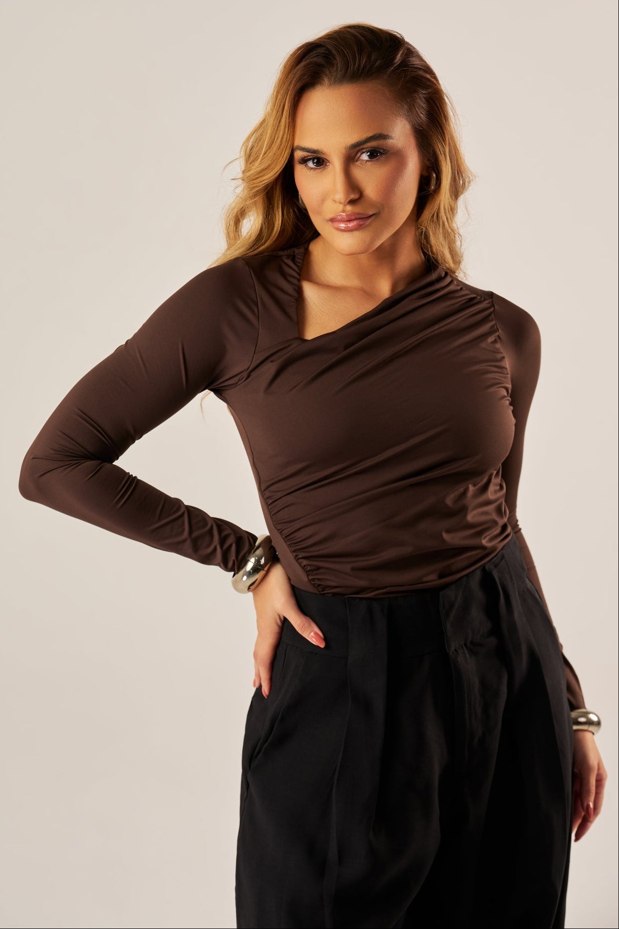 BLUSA DECOTE ASSIMÉTRICO MANGA LONGA