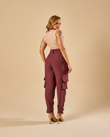 CALÇA SLOUCHY COM CINTO E BOLSOS CARGO