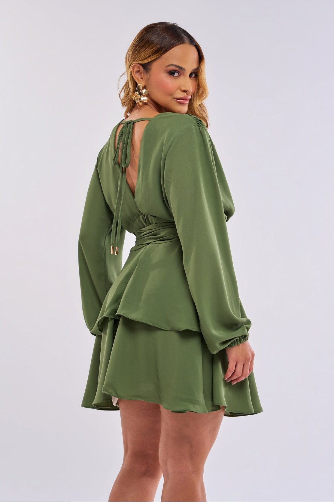 VESTIDO CURTO MANGAS BUFANTES COM FAIXA