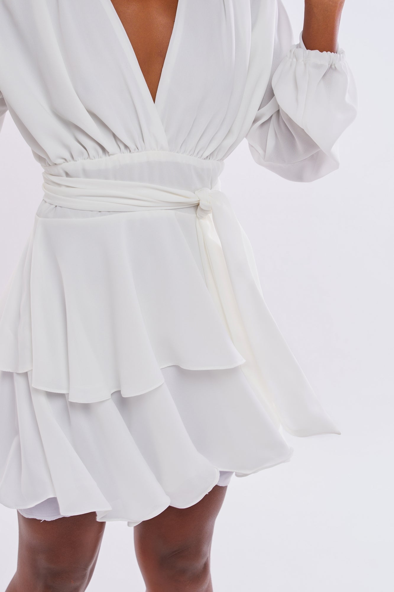 VESTIDO CURTO MANGAS BUFANTES COM FAIXA