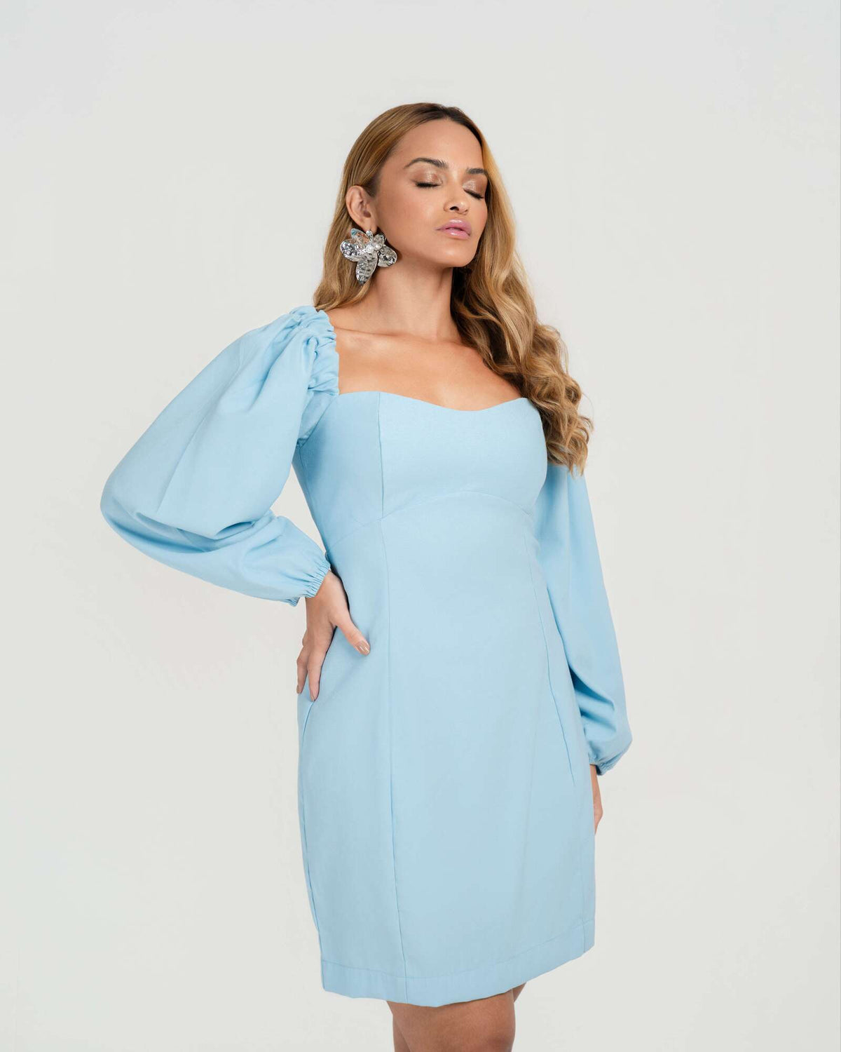 VESTIDO CURTO MANGAS BUFANTES CLÁSSICO