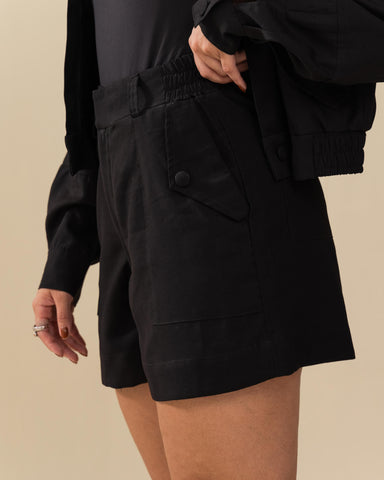 SHORT ALFAIATARIA COM BOLSOS LAPELA