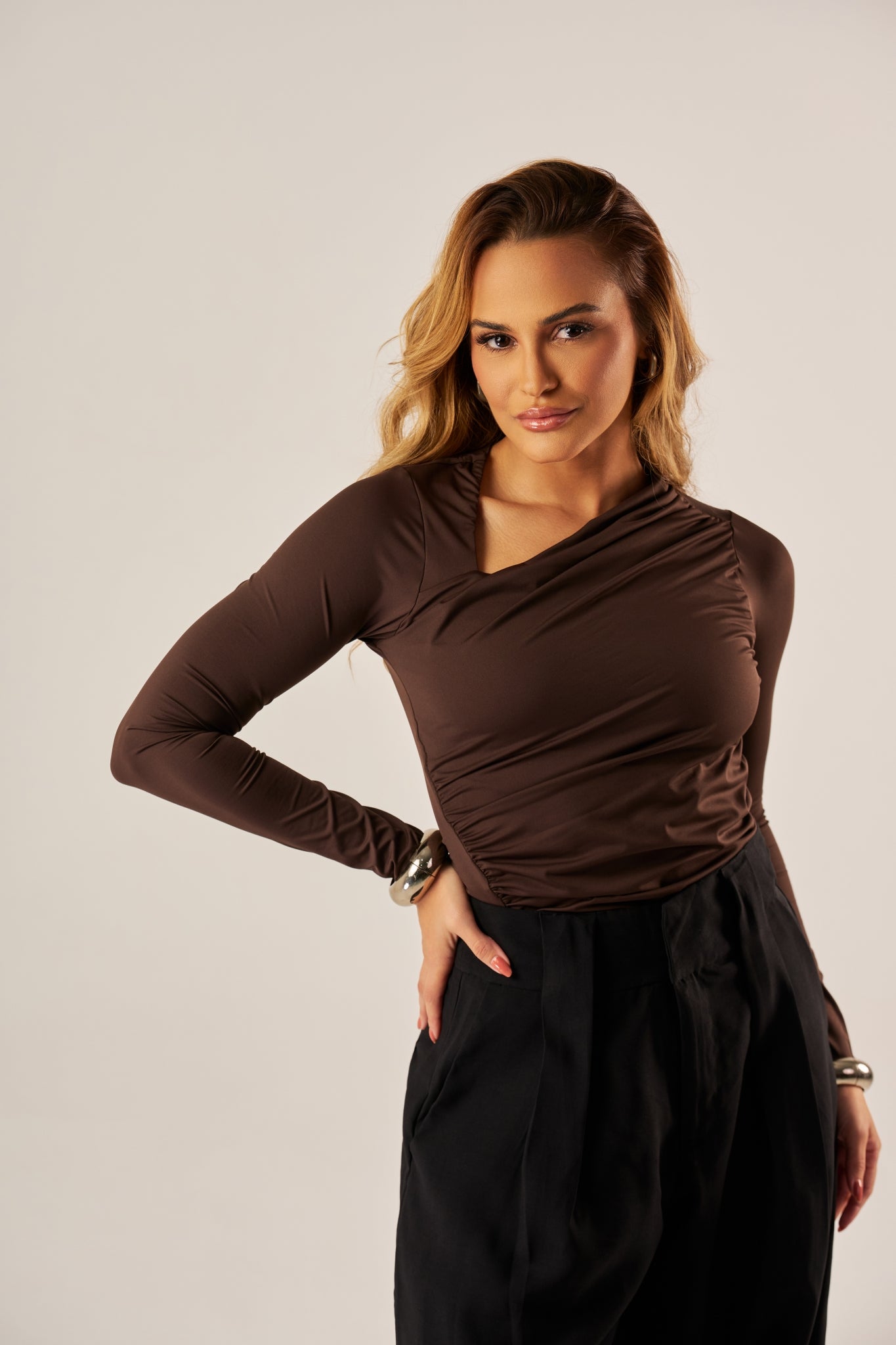 BLUSA DECOTE ASSIMÉTRICO MANGA LONGA